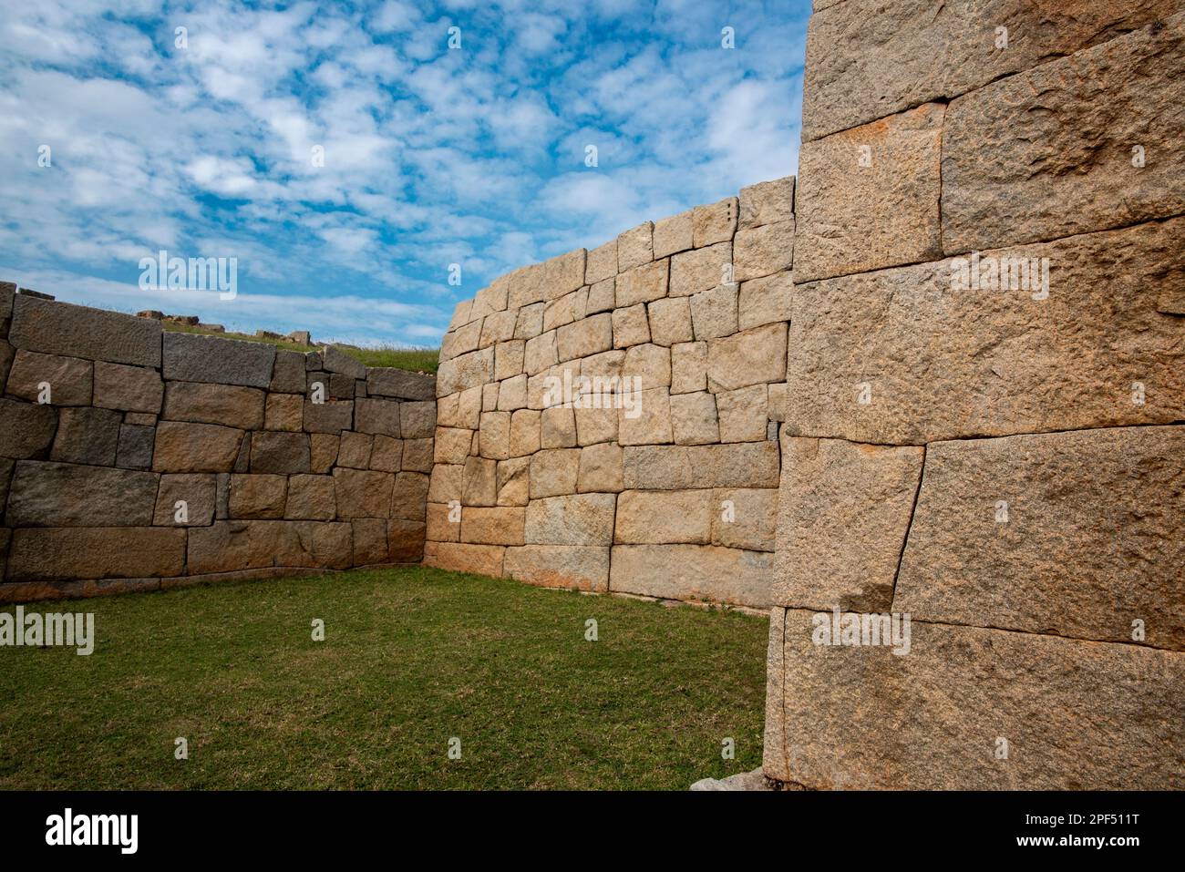 Massive Steinmauern bilden die Festung von Hampi, der Hauptstadt des Vijayanagara-Reiches. Hampi ist ein UNESCO-Weltkulturerbe. Stockfoto