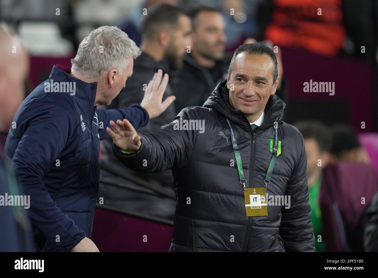 West Ham's manager David Moyes, left, and AEK's coach Jose Luis Oltra talk before the Conference League round of 16 second leg soccer match between West Ham and AEK Larnaca at the London stadium in London, England, Thursday, March 16, 2023. (AP Photo/Kin Cheung) Stockfoto