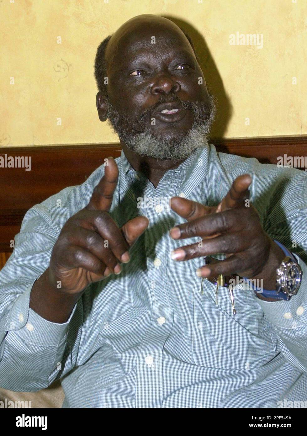 John Garang the head of the Sudanese People's Liberation Movement speak to reporters, Thursday, Sept 4, 2003 after his arrival in Nairobi to meet Sudan's vice president Ali Osman Mohammed Taha in an attempt to break the deadlock in peace talks aimed at ending the 20-year civil war in Africa's largest nation. (AP Photo/Khallil Senosi) Stockfoto