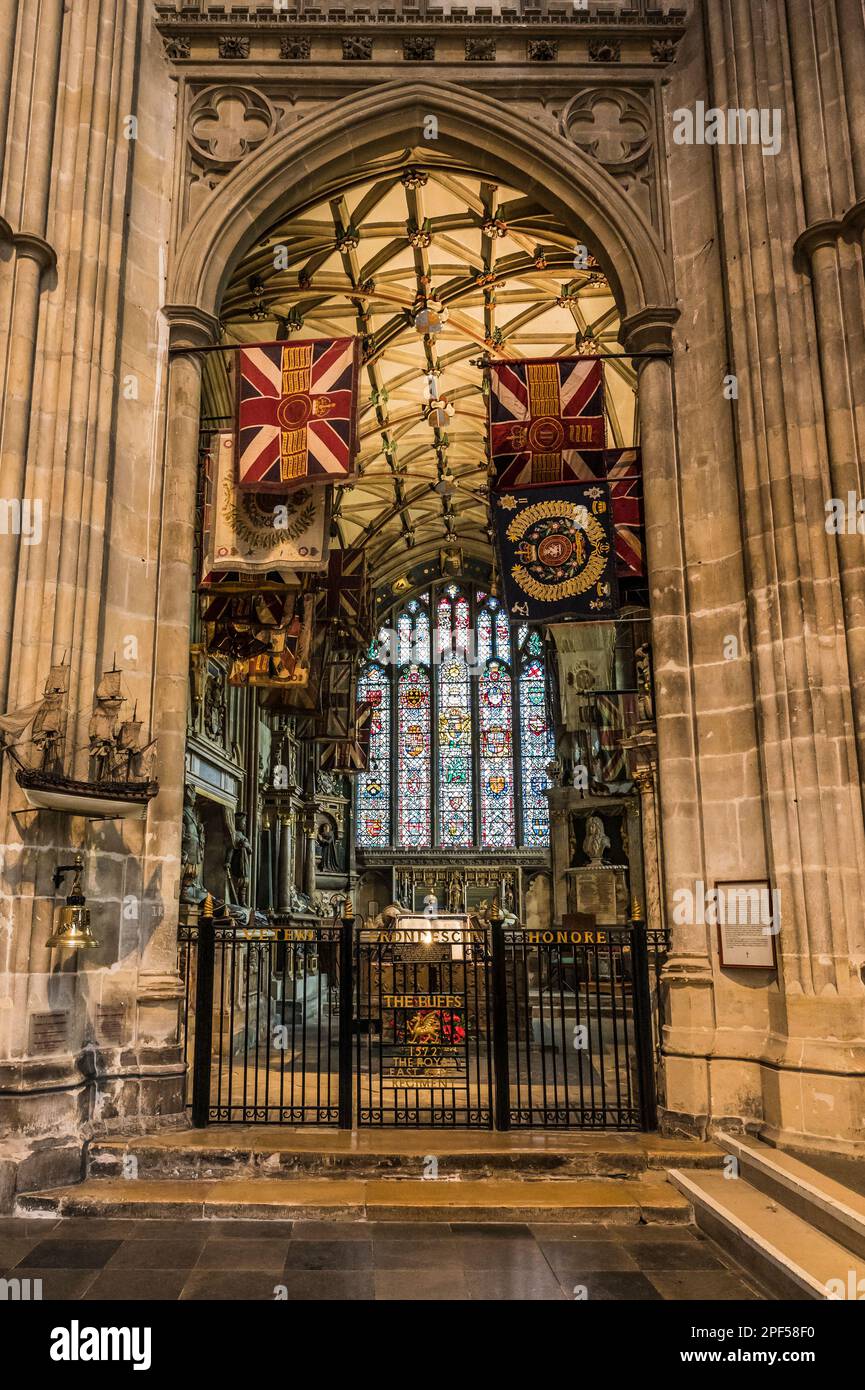 Das Bild ist die Gedenkkapelle mit den Auszeichnungen der Schlacht in der Kathedrale von Canterbury für das Royal Kent Regiment, bekannt als die Fans Stockfoto