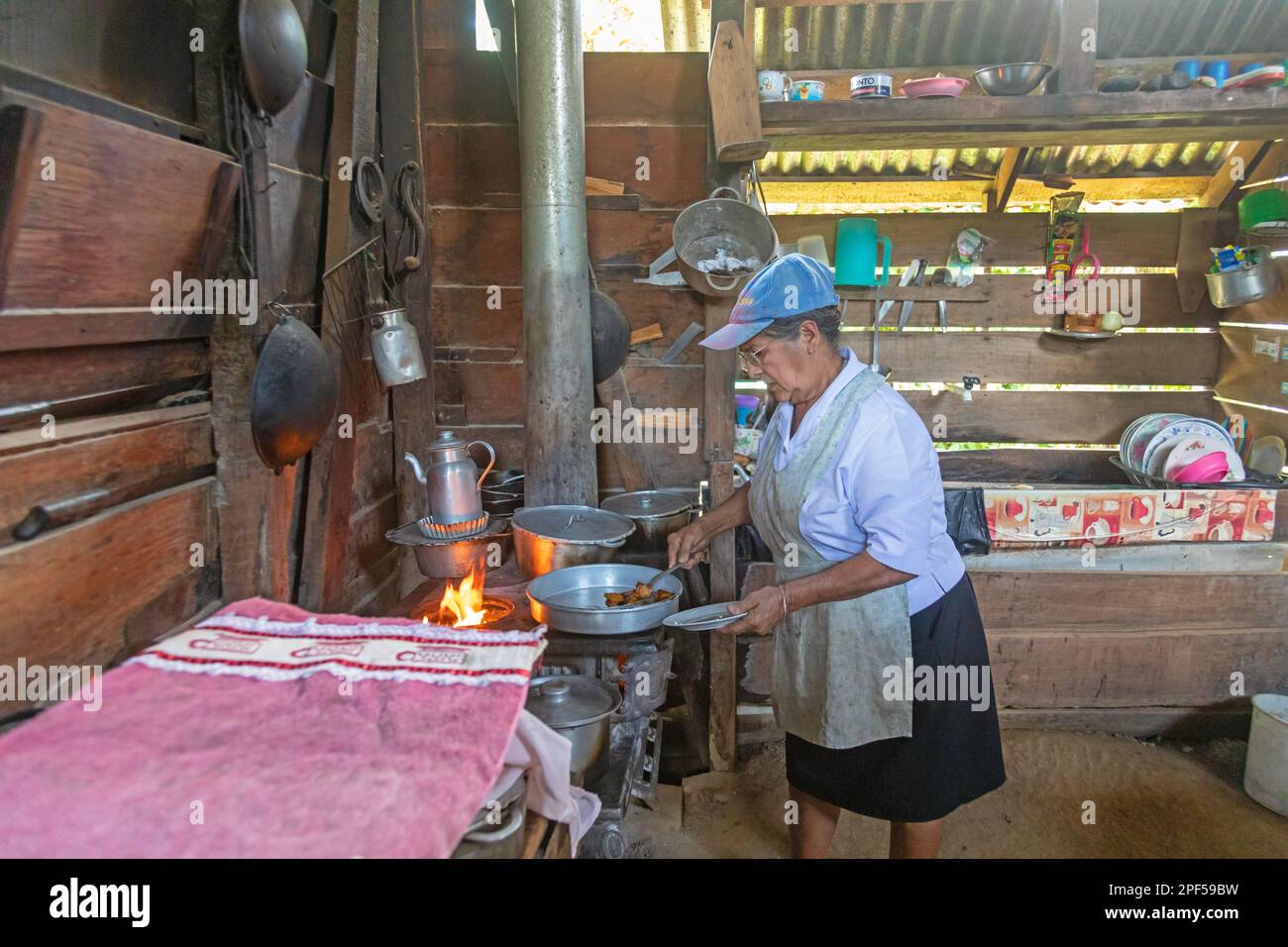 Muelle San Carlos, Costa Rica, Eine Frau kocht über einem Holzladen in einem ländlichen Bauernhaus Stockfoto