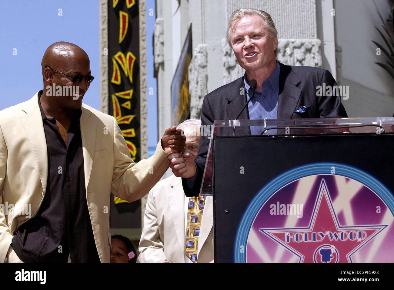 Director John Singleton , left, and actor John Voight, right, are shown at a ceremony held Tuesday, Aug. 26, 2003, to unveil Singleton's new star on the Hollywood Walk of Fame in Los Angeles. (AP Photo/Nick Ut) Stockfoto