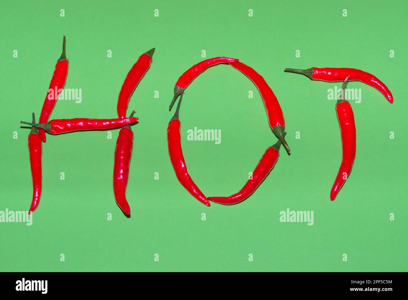 Rote, heiße Chili-Paprika. Würzige Zutaten für eine leckere Mahlzeit. Und es gehört zu einer Beziehung mit Liebe. Stockfoto