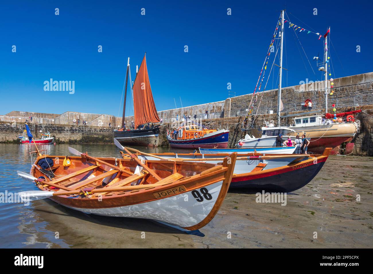 Blick auf das traditionelle Bootsfestival in Portsoy, Moray Firth, Banffshire, Schottland, Großbritannien Stockfoto