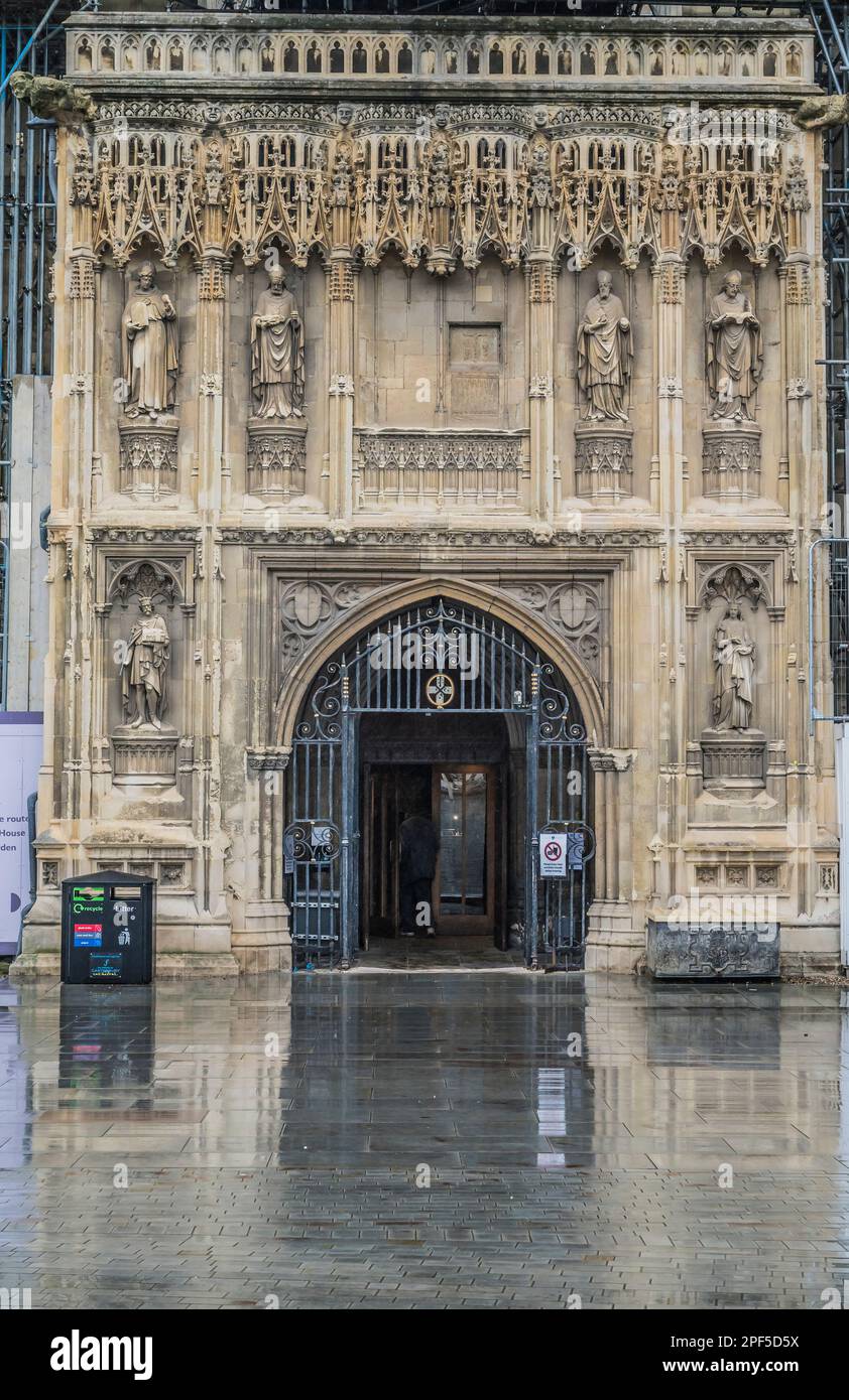 Das Bild ist der Westeingang zur berühmten Weltkulturerbestätte der Christ Church Cathedral in Kent. Stockfoto