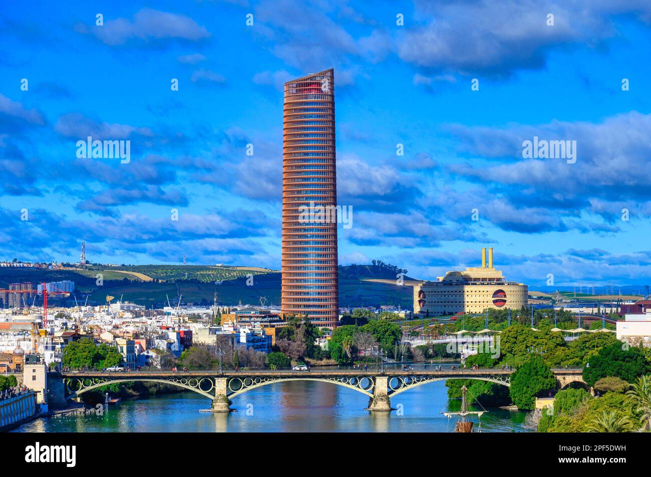 Der Sevilla-Turm und die Triana-Brücke, Sevilla, Spanien Stockfoto