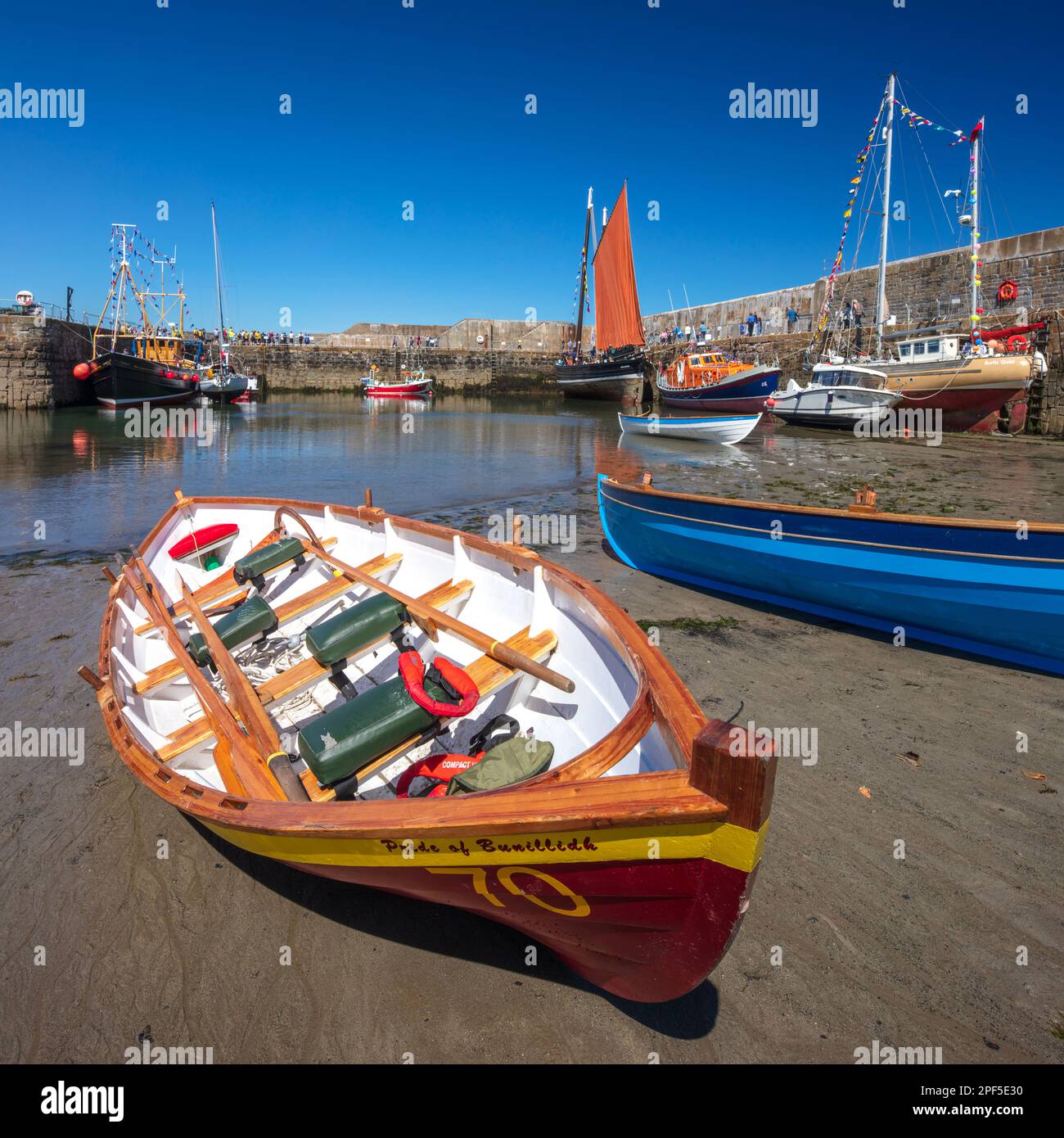 Blick auf das traditionelle Bootsfestival in Portsoy, Moray Firth, Banffshire, Schottland, Großbritannien Stockfoto