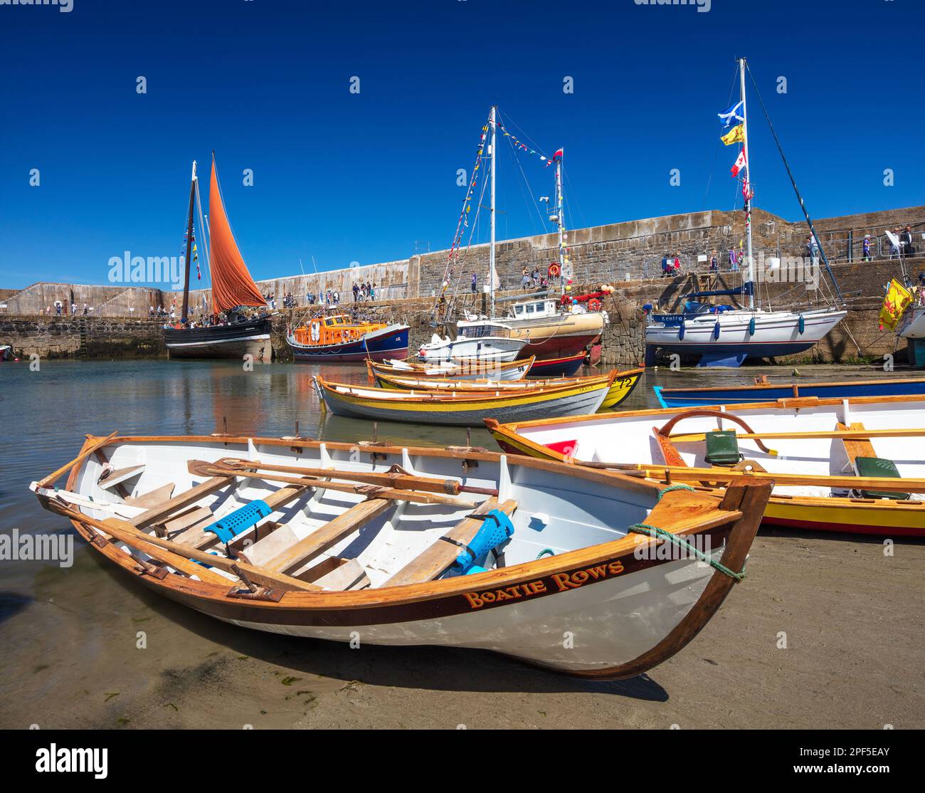 Blick auf das traditionelle Bootsfestival in Portsoy, Moray Firth, Banffshire, Schottland, Großbritannien Stockfoto