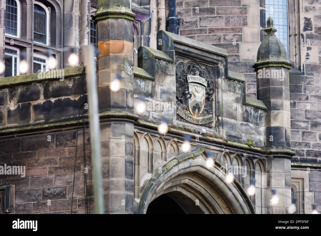 Das Wappen der Edinburgh University Union über dem Haupteingang des Teviot Row House, eines der Hauptgebäude der EUSA am Bristo Square. Stockfoto