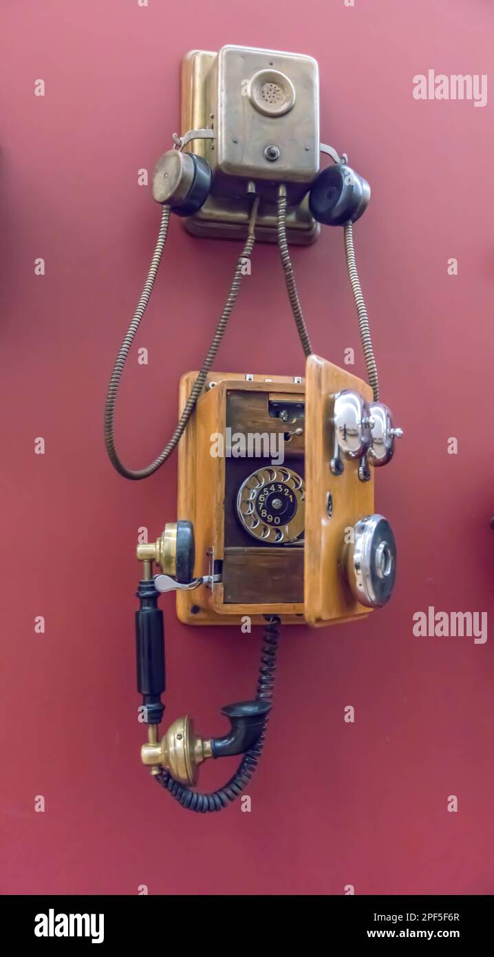 Altmodisches wandmontiertes Telefon mit Drehknopf 1892 . 1900 Stockfoto