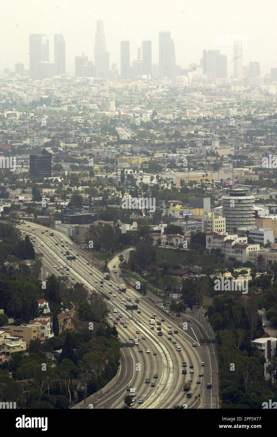 The Los Angeles skyline is obscured by a heavy layer of smog and fog Tuesday afternoon, July 15, 2003, in Los Angeles. With 41 days of unhealthy air quality measured so far this year, Southern California appears to be heading into one of the worst air pollution seasons in five years. (AP Photo/Jerome T. Nakagawa) Stockfoto