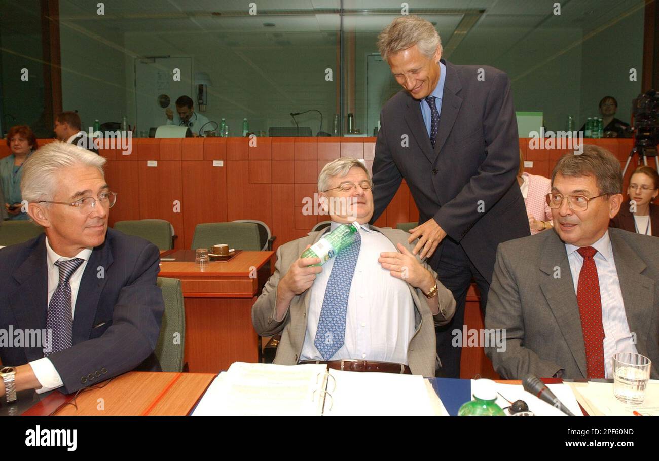 German Foreign Minister Joschka Fischer, center front, shares a word with French counterpart Dominique de Villepin, center rear, as two unidentified delegation members look on during a meeting of EU foreign ministers at the EU Council building in Brussels, Monday July 21, 2003. At a meeting set to be dominated by Mideast issues, EU ministers are set to press their Israeli and Palestinian counterparts to move ahead with the peace process. (AP Photo/Virginia Mayo) Stockfoto