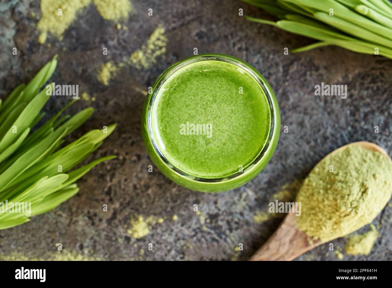 Ein Glas frischen Gerstengrassaft mit getrocknetem Pulver, Draufsicht Stockfoto