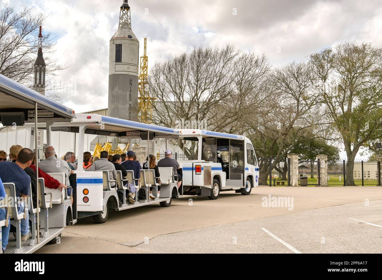 Houston, Texas, USA - Februar 2023: Besucher des Houston Space Center in einem Landzug für eine Besichtigung der Stätte Stockfoto
