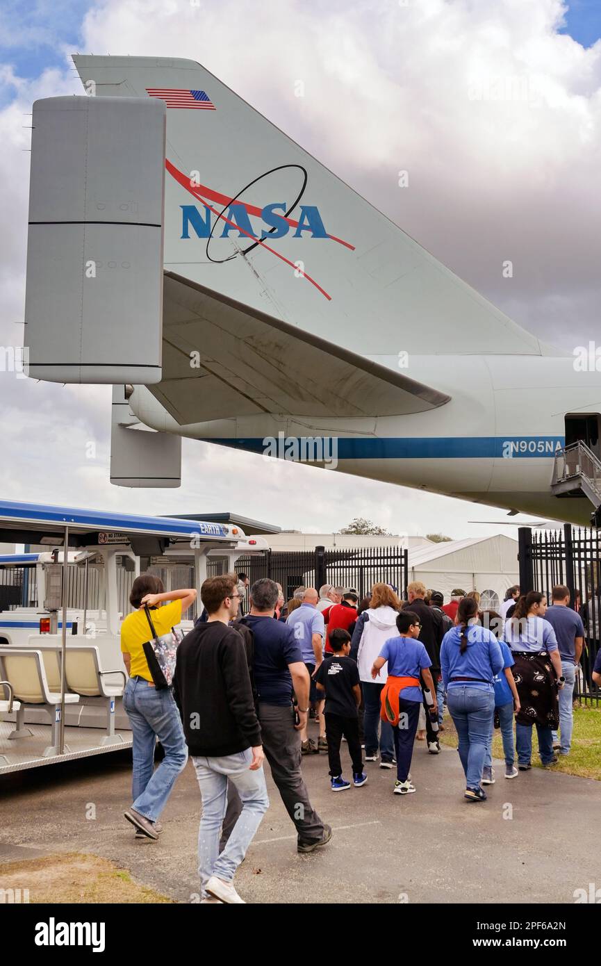 Houston, Texas, USA - Februar 2023: Besucher des Houston Space Center betreten die Ausstellung eines Boeing 747 Space Shuttles mit Jet Stockfoto