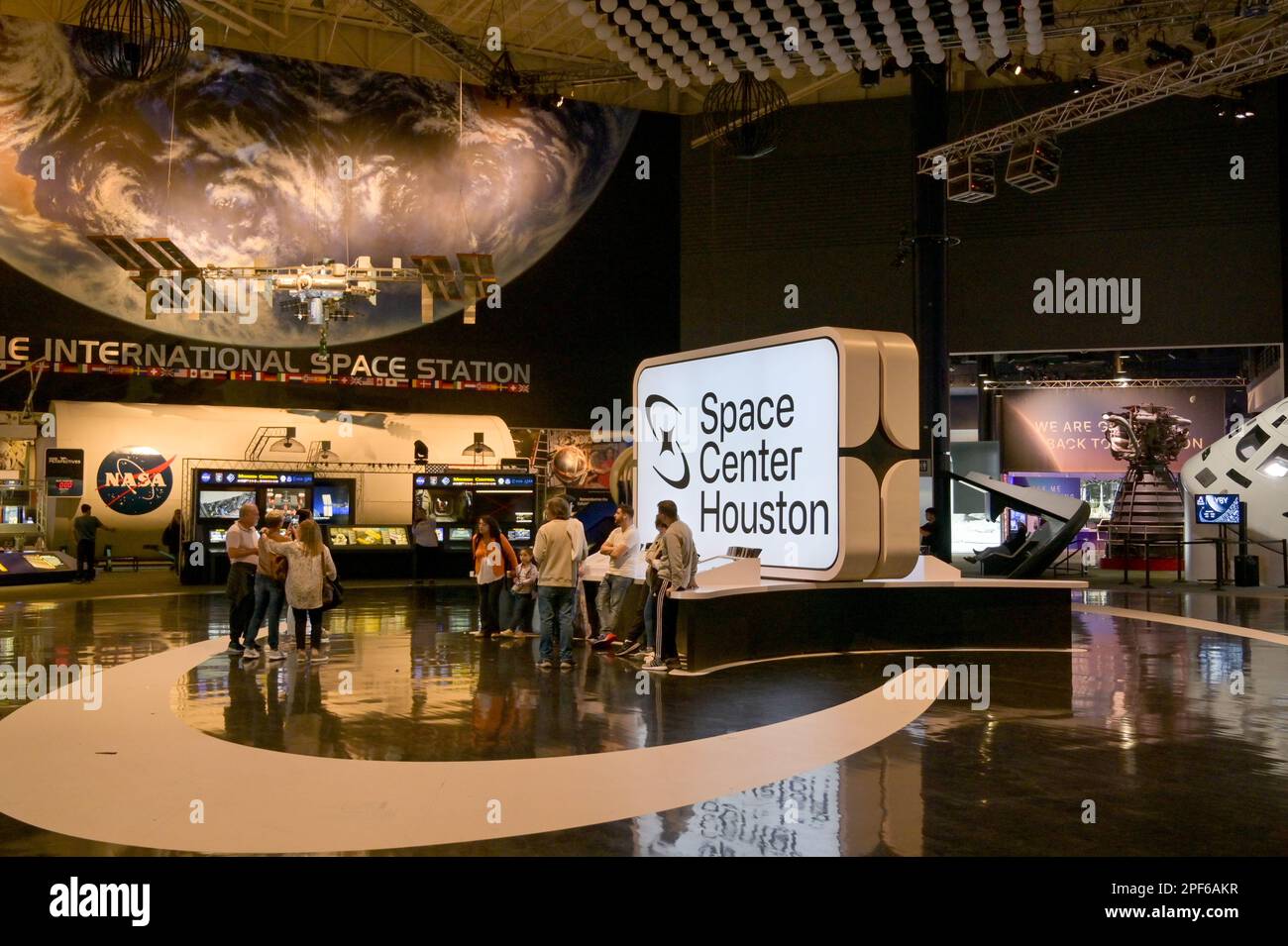 Houston, Texas, USA - Februar 2023: Besucher im Museum und der Ausstellung im Houston Space Center Stockfoto