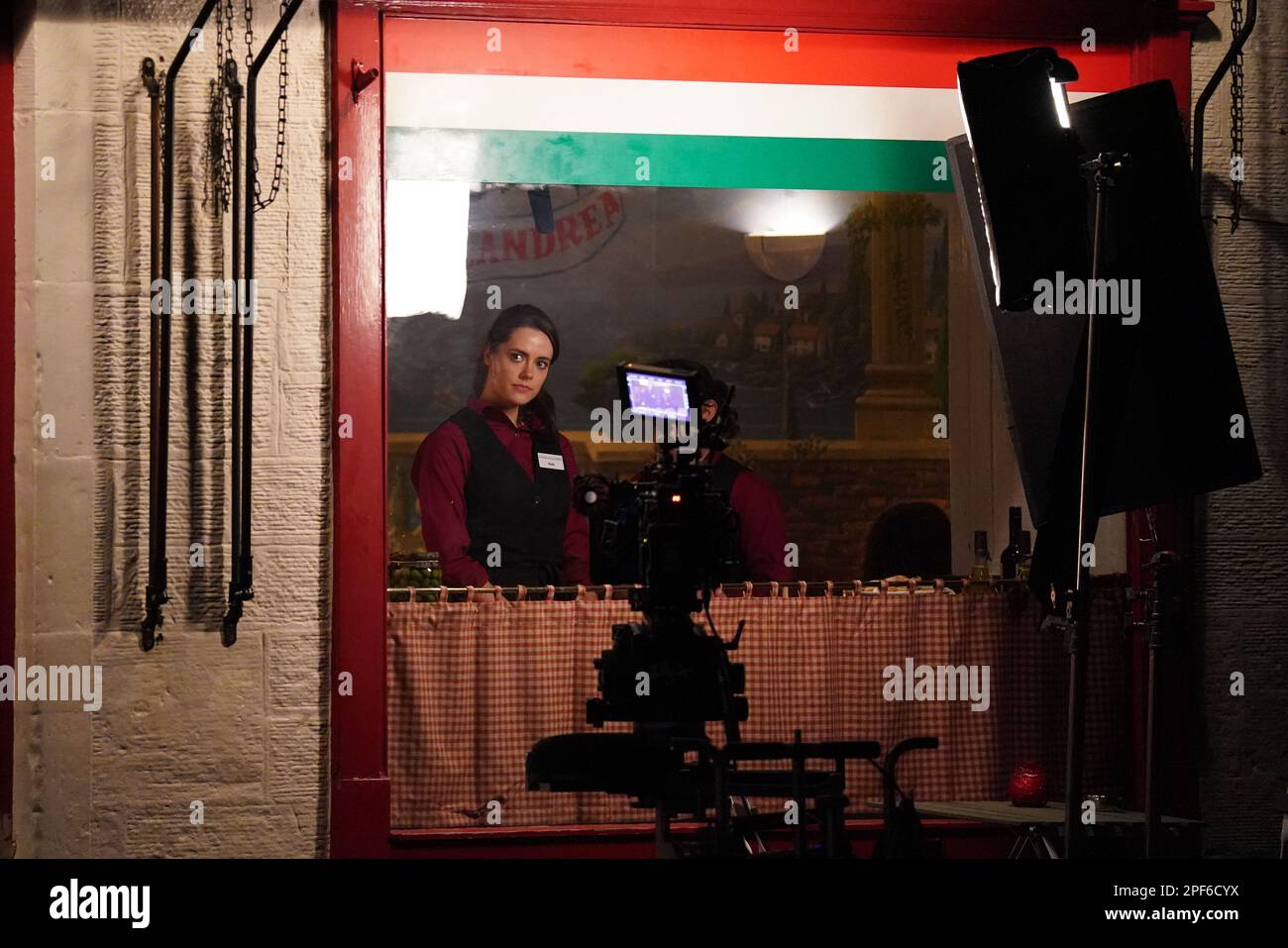 Schauspielerin Meg Bellamy, die Kate Middleton spielt und Dreharbeiten für die nächste Staffel der Krone in St. Andrews, Schottland, durchführt. Foto: Donnerstag, 16. März 2023. Stockfoto