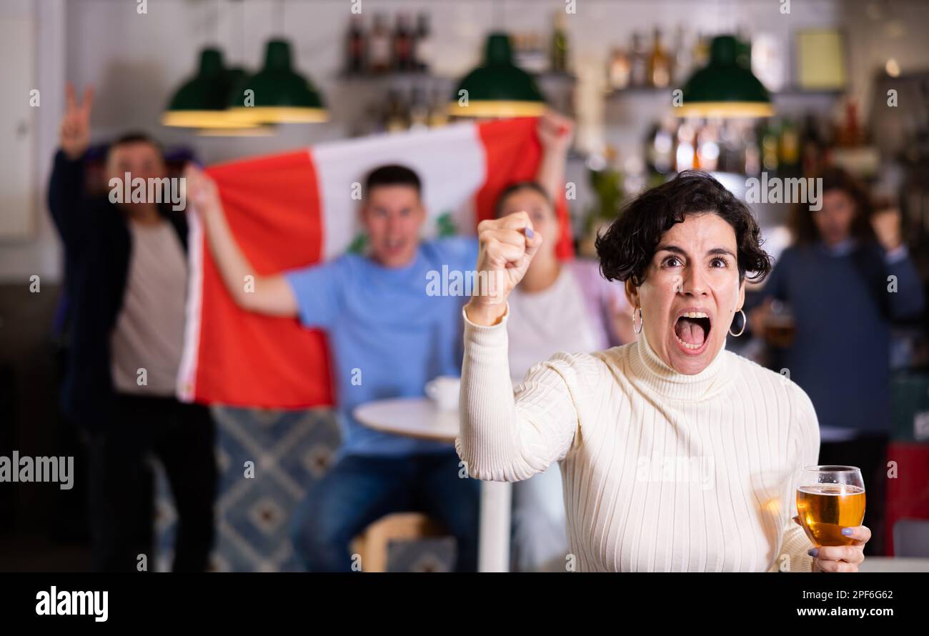 Begeisterte peruanische Fans schreien vor Freude in der Bierbar. Peruaner gewinnen Stockfoto