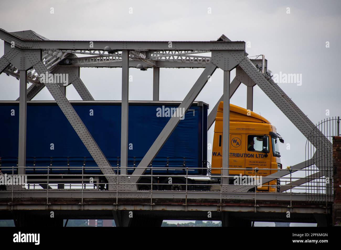 DAF-Lkw, der einen Vorhangwagen zieht, der die Klappbrücke über das Stanley Dock in Liverpool überquert Stockfoto