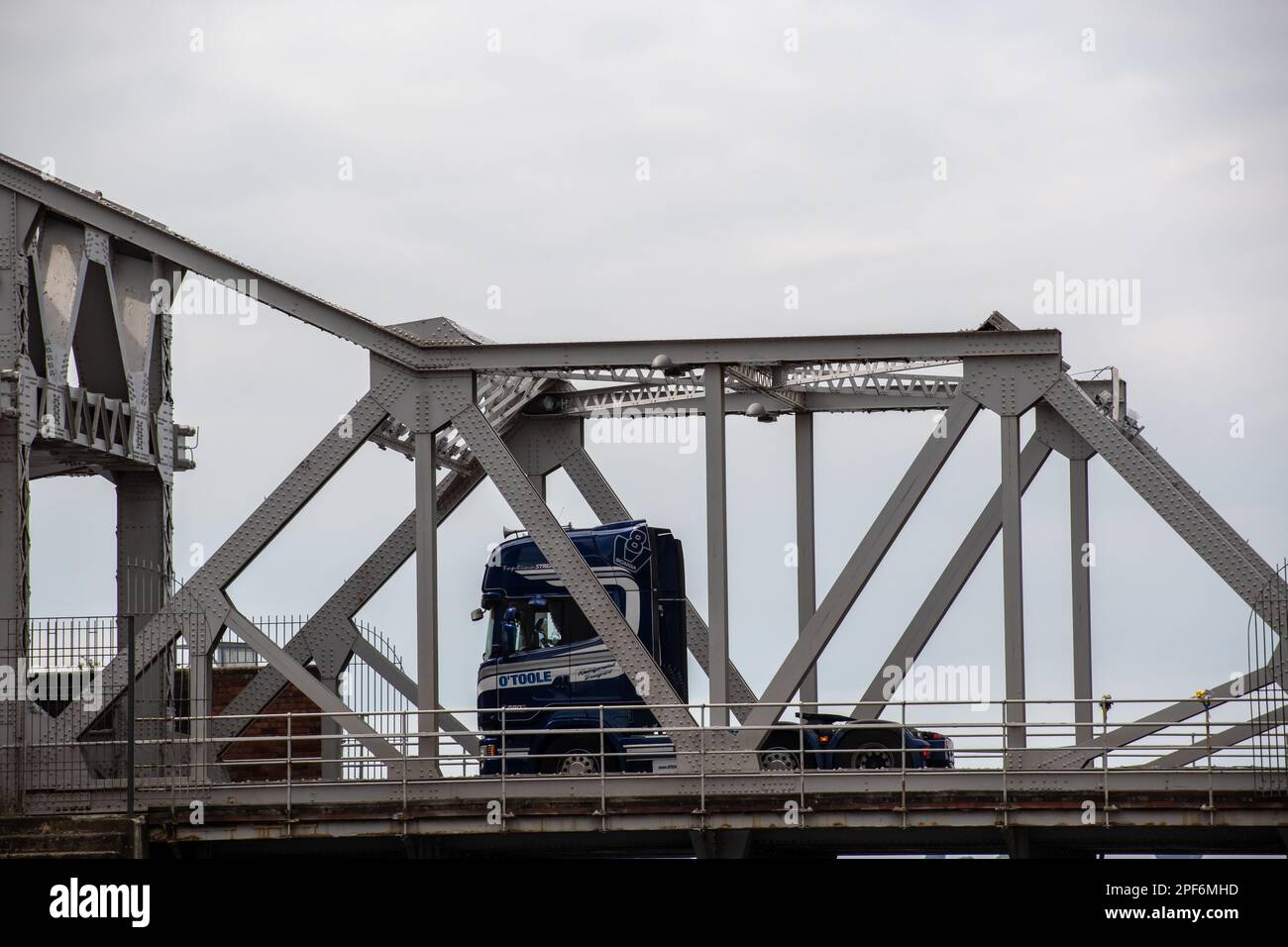Scania Truck überquert die Bascule Bridge über Stanley Dock, Liverpool Stockfoto