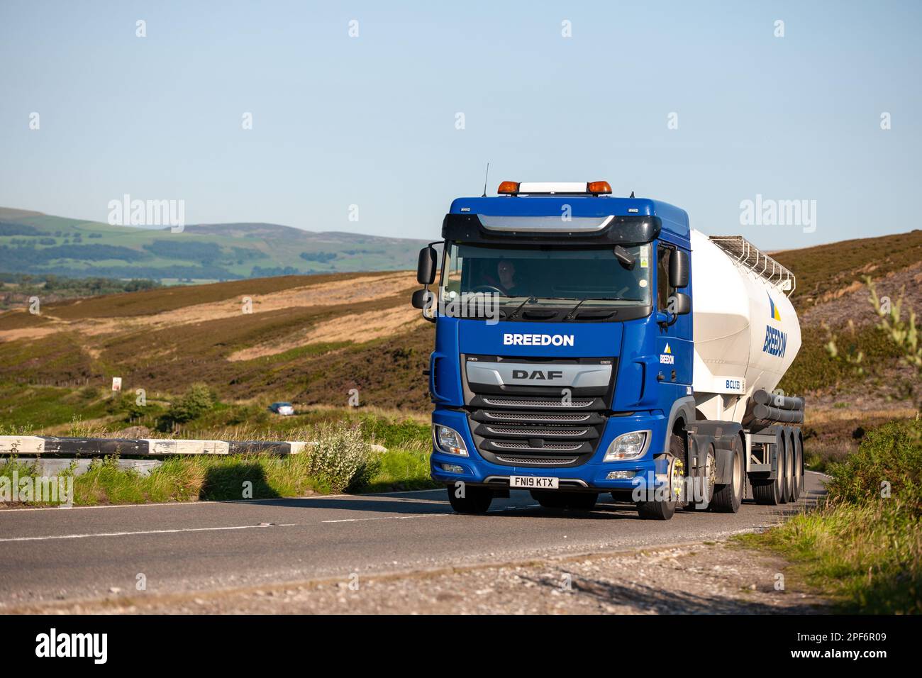 DAF-Zugmaschine zieht Zementtanker Breedon über den Snake Pass im Peak District, Großbritannien Stockfoto