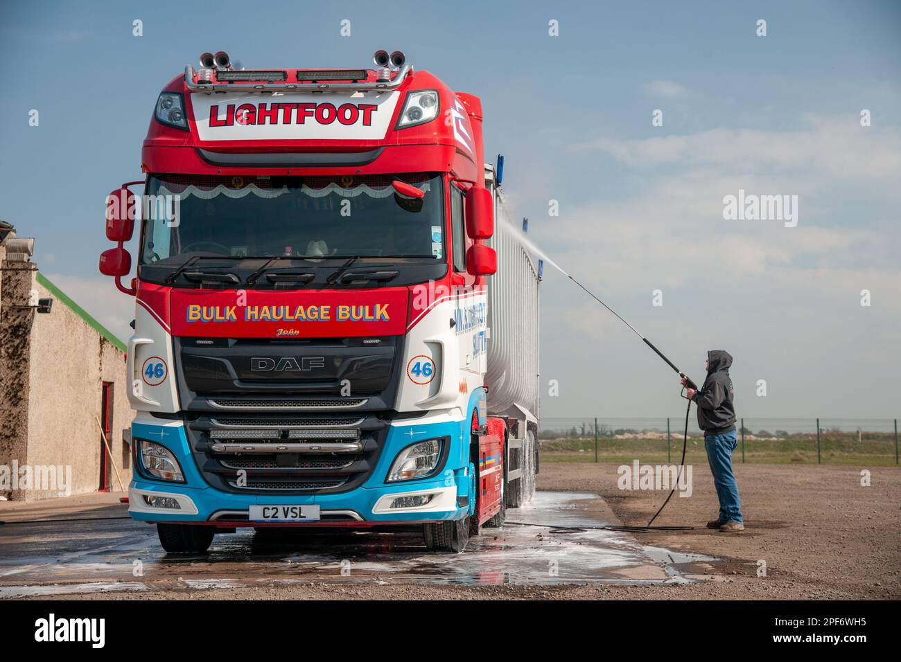 Leichte Transportfahrzeuge DAF XF Zugmaschine und Kipper-Anhänger von Fruehauf werden an einem sonnigen Tag am Standort des Unternehmens in der Nähe von Silloth, Cumbria, Großbritannien, per Jogging transportiert Stockfoto