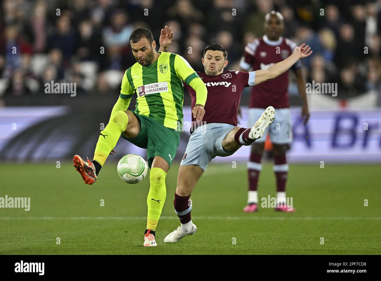 London, Großbritannien. 16. März 2023. Nemanja Nikolić (Larnaca) und Aaron Cresswell (West Ham) während der West Ham vs. AEK Larnaca UEFA Europa Conference League, 2. Teilrunde 16 Spiel im London Stadium Stratford. Kredit: MARTIN DALTON/Alamy Live News Stockfoto