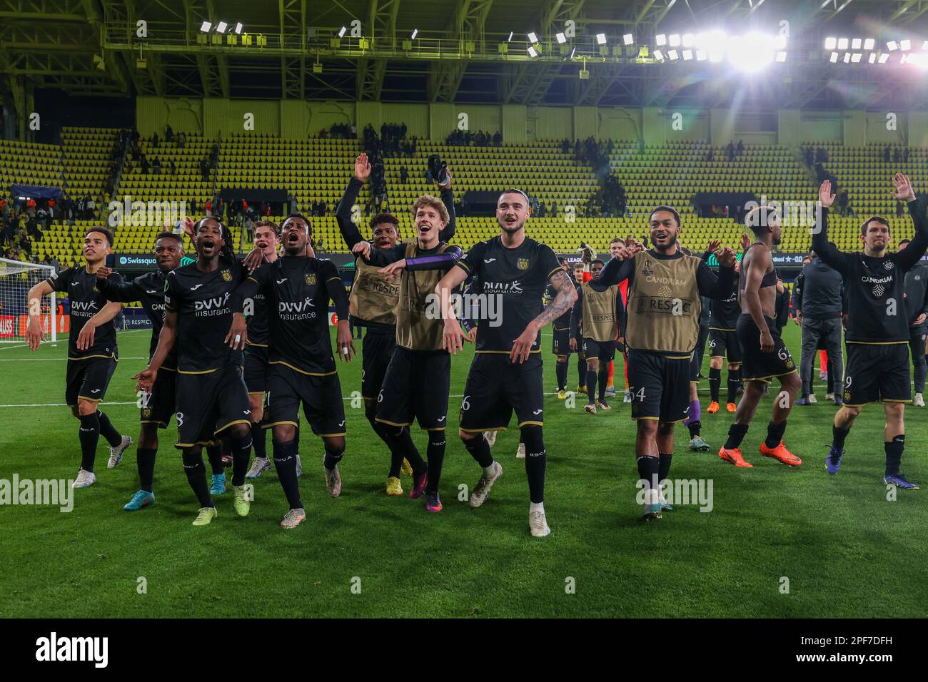 Villarreal, Spanien, 16./03. März 2023, Anderlecht's Spieler feiern nach dem Sieg eines Fußballspiels zwischen dem spanischen Villarreal CF und dem belgischen RSC Anderlecht, Donnerstag, 16. März 2023 in Villarreal, Spanien, die Rückrunde der Runde 16 des UEFA Europa Conference League Wettbewerbs, nach einem 1-1. Ziehungsergebnis in der ersten Etappe. BELGA PHOTO VIRGINIE LEFOUR Stockfoto