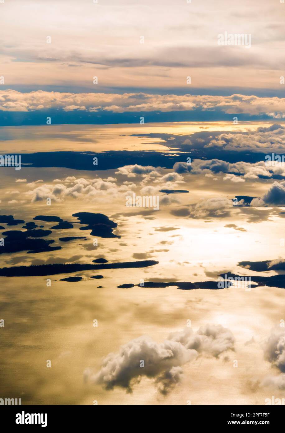 Luftaufnahme der Meereslandschaft mit Inseln und Wolken vor dem Nordwesten des kanadischen Pazifiks Stockfoto