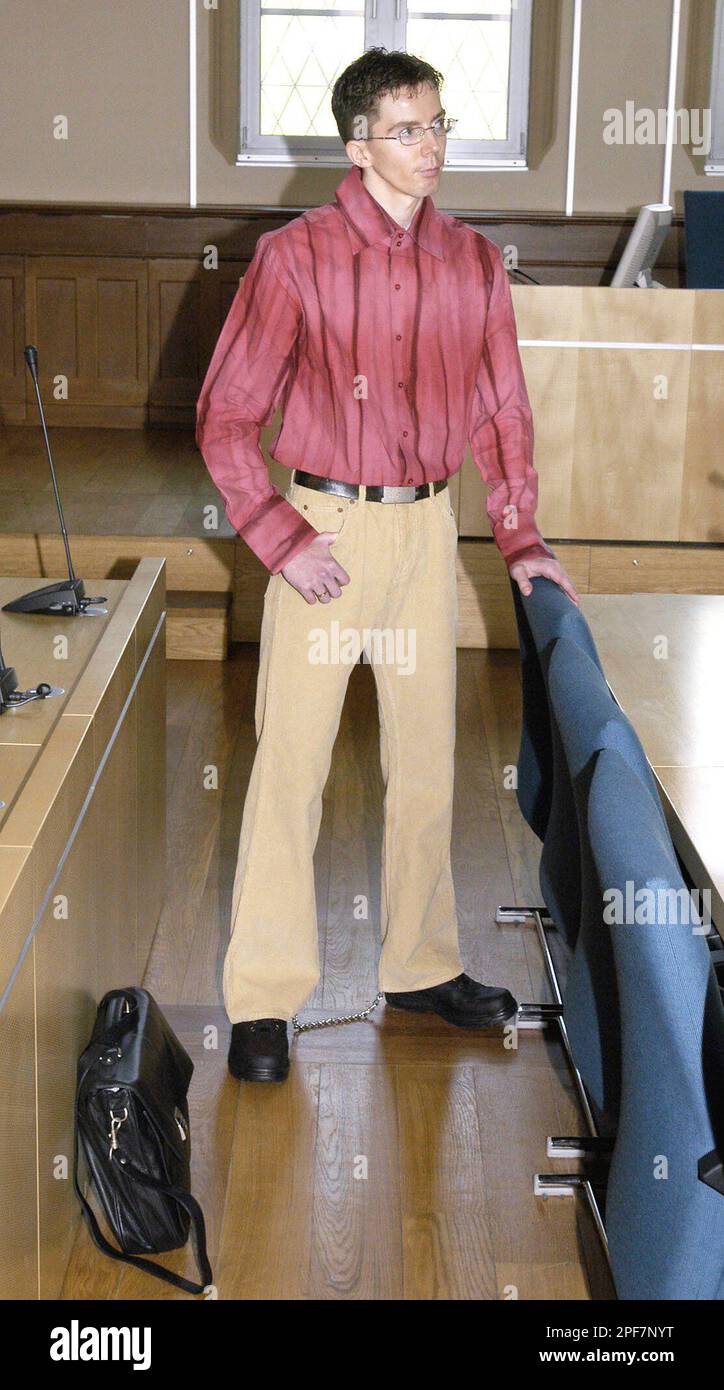 Hendrik Moebus steht am Dienstag, 22. April, 2003, mit einer Fussfessel