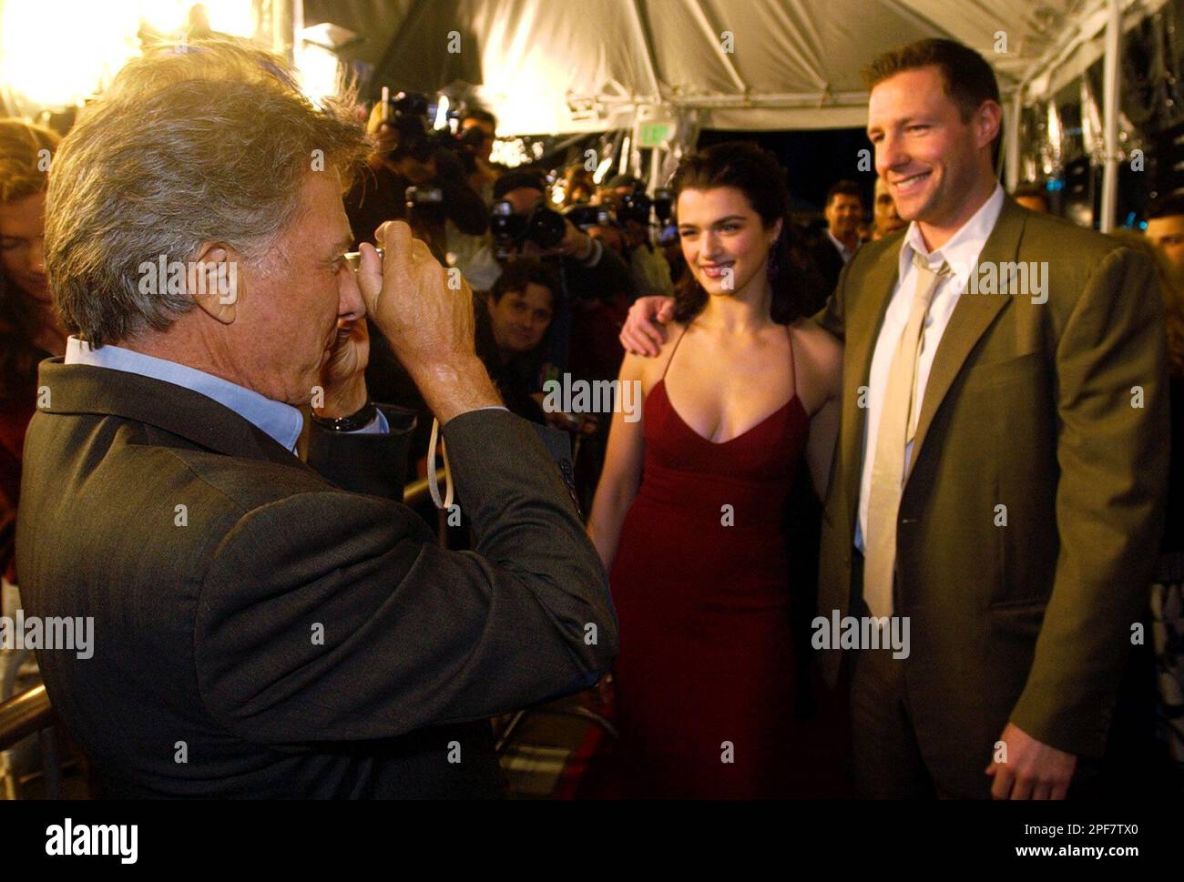 Dustin Hoffman, left, a cast member in the film "Confidence," photographs fellow cast members Rachel Weisz, middle, and Ed Burns at the premiere of the film at the Academy of Motion Picture Arts & Sciences in Beverly Hills, Calif., Tuesday, April 15, 2003. (AP Photo/Chris Pizzello) Stockfoto