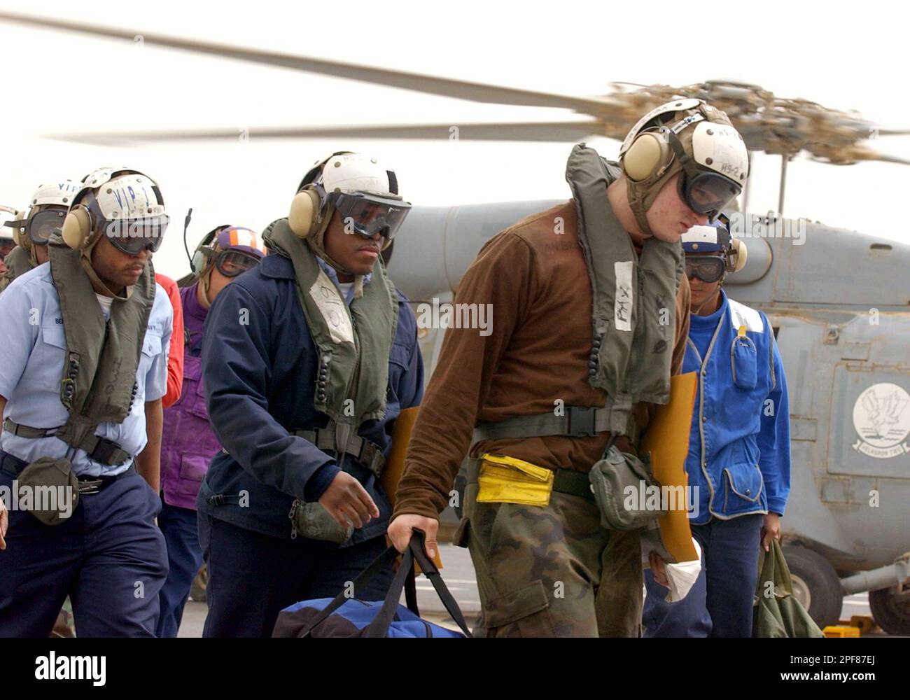 U.S. Navy and Marine Corps servicemen arrive aboard the USNS Comfort hospital ship in the Persian Gulf Thursday, March 27, 2003, for treatment of their non-combat related injuries. (AP Photo/Dusan Vranic) Stockfoto