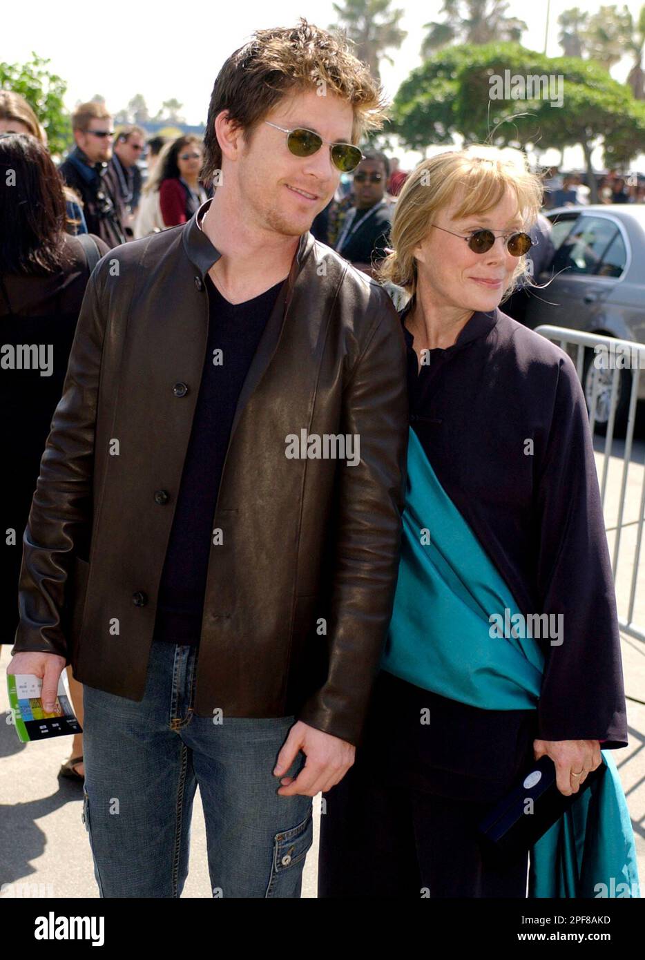 Actress Sissy Spacek, right, arrives with her son Stephen, for the 2003 IFP Independent Spirit Awards in Santa Monica, Calif., Saturday, March 22, 2003. Spacek, last year's best female lead winner, will be a presenter during the show. (AP Photo/Chris Pizzello) Stockfoto