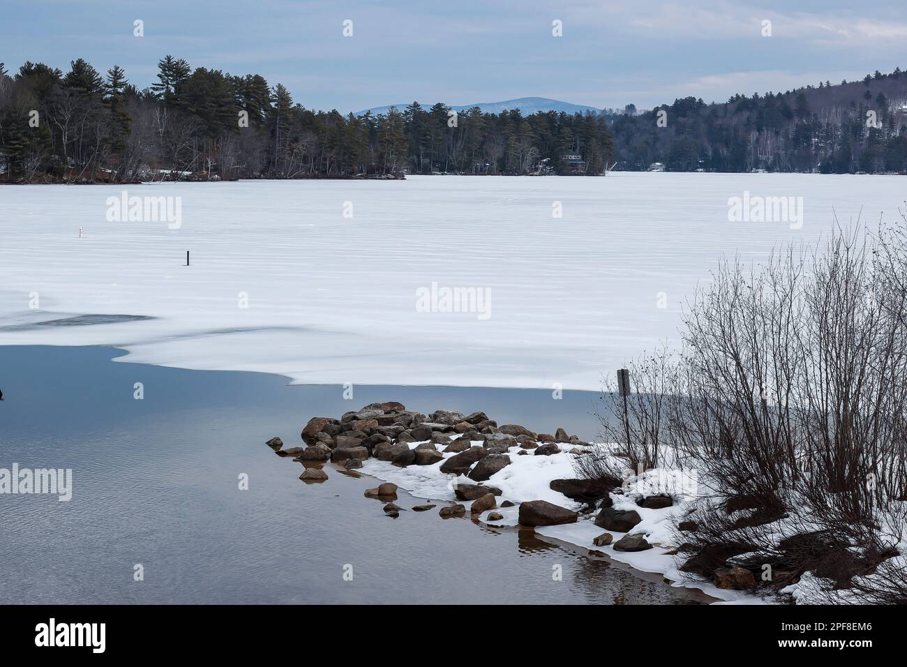 Der wunderschöne Squam Lake befindet sich in Holderness und auch Ashland (dieses Foto), NH. Es liegt in Grafton County in der Lakes Region von New Hampshire. Großes Quadratisches Stockfoto