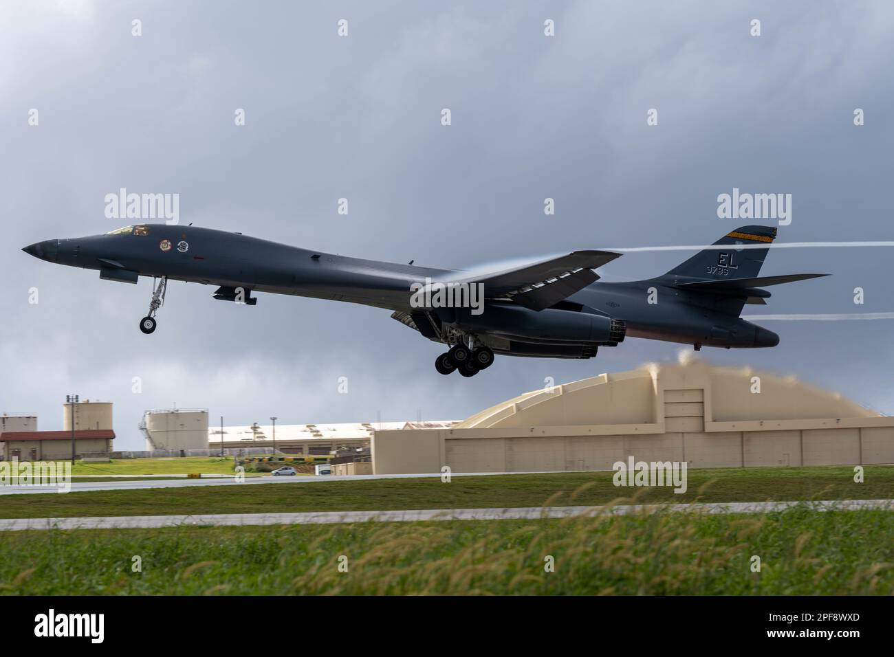 Luftwaffenstützpunkt Andersen, Guam. 21. Februar 2023. EIN US-AMERIKANISCHER Air Force B-1B Lancer, der der 34. Expeditionsbombenstaffel zugewiesen wurde, startet vom Andersen Air Force Base, Guam, zur Unterstützung einer Bomber Task Force Mission, 21. Februar 2023. Die BTF-Missionen demonstrieren die Fähigkeit der Bomber, sich schnell überall und jederzeit zu stationieren, und bieten tödliche, präzise globale Angriffsoptionen für die Kommandeure der Kombattanten. (Foto von 2. LT. Michael Caggiano) Guthaben: USA Air Force/ZUMA Press Wire Service/ZUMAPRESS.com/Alamy Live News Stockfoto