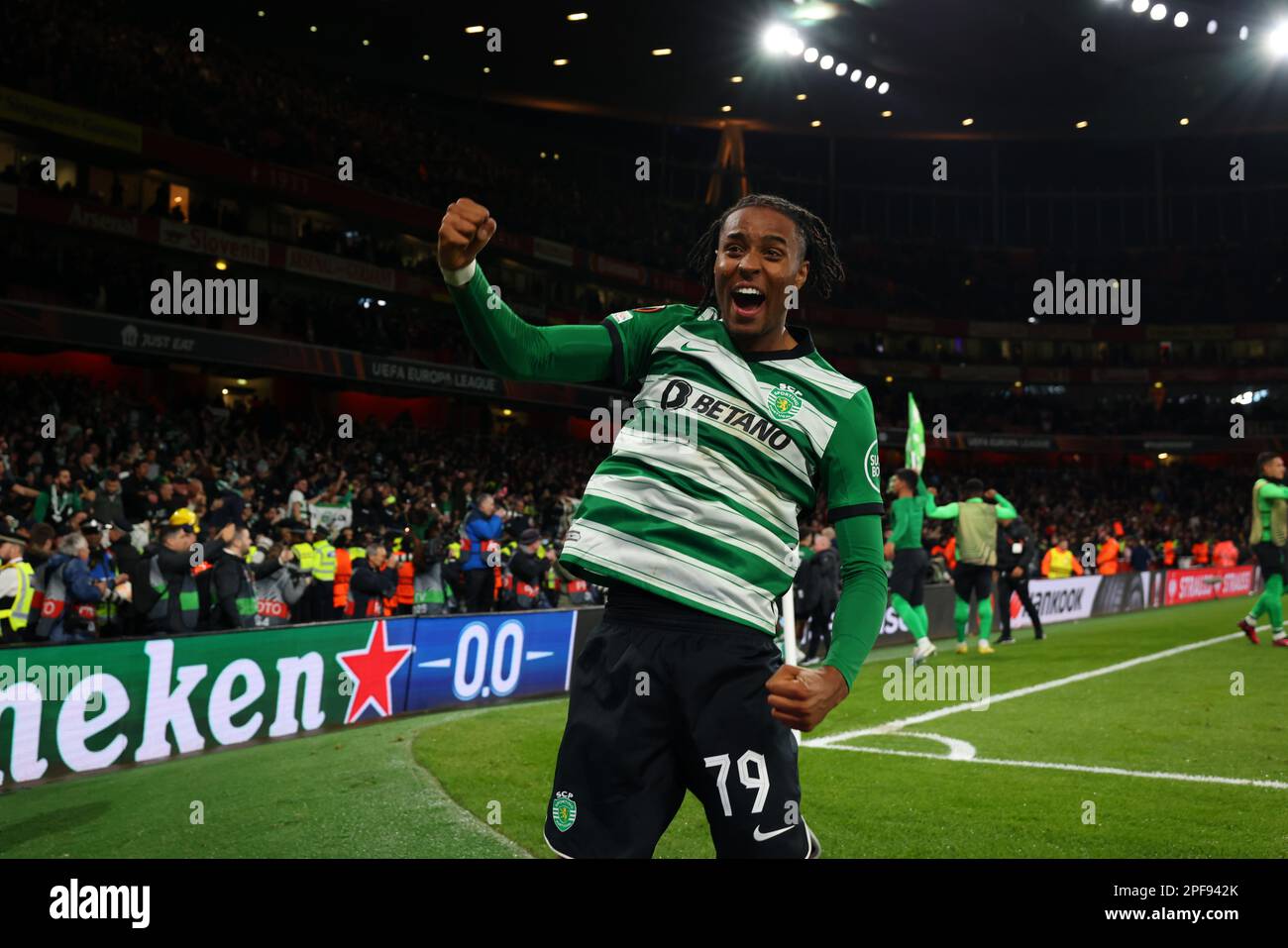 Emirates Stadium, London, Großbritannien. 16. März 2023. Europa League Fußball, Runde 16, Second Leg, Arsenal gegen Sporting Lisbon; Youssef Chermiti von Sporting Lisbon feiert nach dem Elfmeterschießen Credit: Action Plus Sports/Alamy Live News Stockfoto
