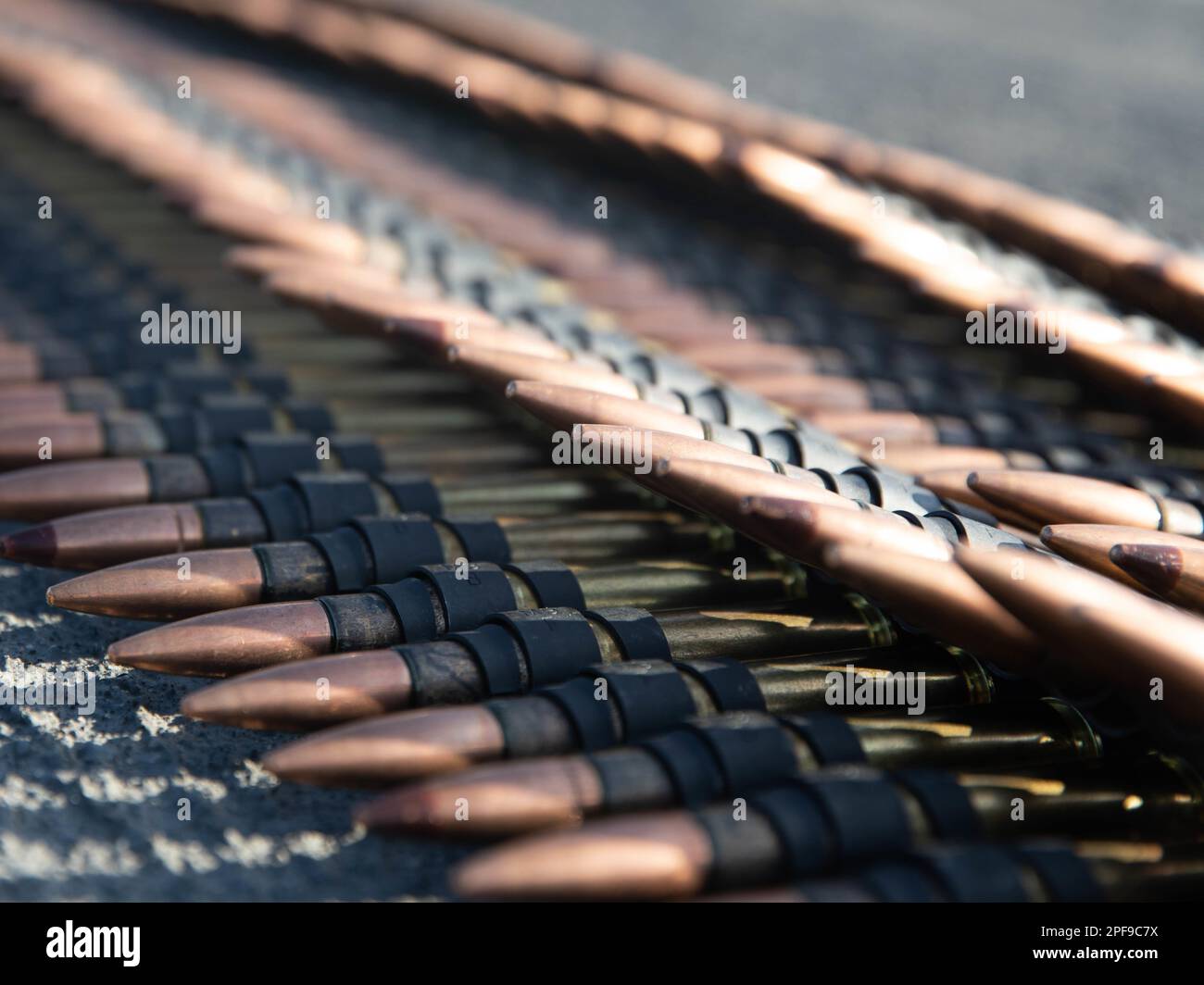 230311-N-WQ732-1026 PAZIFIK (11. März 2023) – M240-B .50 Kaliber Munition liegt auf dem Deck der Arleigh-Burke-Klasse-geführten Raketenzerstörerin USS Farragut (DDG 99), März 11. Die USS Farragut wird in das US-Flottengebiet 4. entsandt, um die Mission des Destroyer-Geschwaders 40/Commander der Task Force 15 zu unterstützen. Die Mission umfasst kombinierte Marineeinsätze, den Aufbau von Partnerschaften und die Tätigkeit als Dienstleister für die Gemeinsame Interinstitutionelle Task Force Süd-Mission durch die Unterstützung der Bekämpfung des illegalen Drogenhandels in den Gewässern Mittel- und Südamerikas. (USA Navy-Foto von Mass Communication Specia Stockfoto