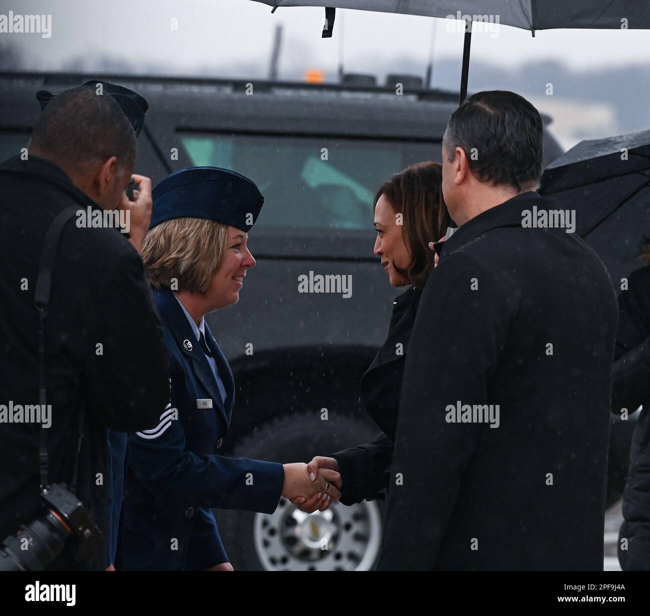USA Vizepräsidentin Kamala Harris schüttelt sich die Hand von Chief Master Sgt. Kris Rode, 132D. Flügelkommandochef, während ihres Besuchs am 16. März 2023 im 132D. Flügel in des Moines, Iowa. Harris' Besuch in Iowa war ihr erster seit ihrem Amtsantritt. (USA Air National Guard Foto von Master Sgt. Michael J. Kelly) Stockfoto