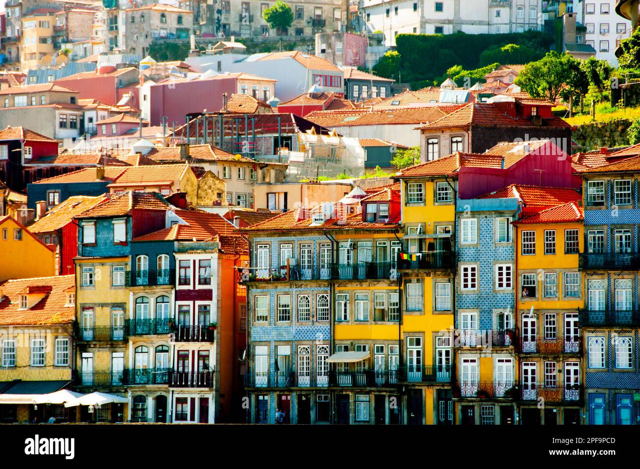 Farbenfrohe Apartments - Porto - Portugal Stockfoto