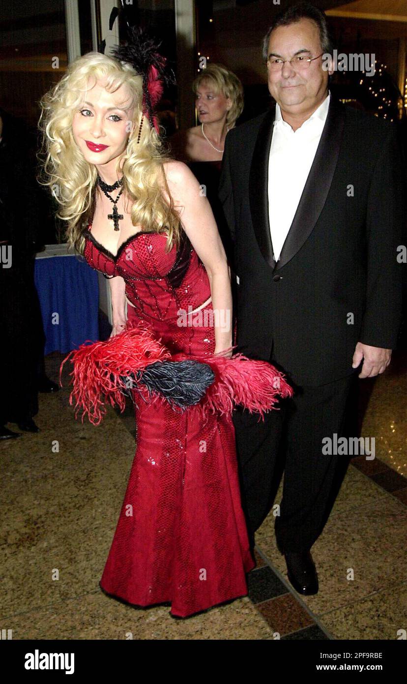 Die Schauspielerin Dolly Buster und ihr Ehemann Dino Baumberger posieren fuer die Fotografen am Freitagabend, 13. Dezember 2002, beim 4. Internationalen Presseball im Maritim Hotel in Bonn, wo ueber 3,000 Ballgaeste unter dem Motto "Bonn Giorno" feiern. (AP Photo/Hermann J. Knippertz) Stockfoto