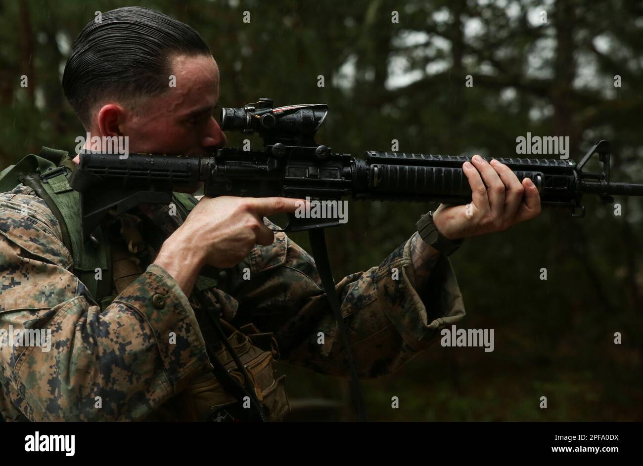 USA Marines mit Tri Command treten an der Arms Warrior Challenge an Bord des Rekrutierungsdepots von Parris Island, Parris Island S.C., 10. März 2023 an. Die Herausforderung umfasste einen Lastwagen, IED-Beobachtungen, Nachschub, Seilklettern, Unfallversorgung, Und Live Fire Events. (USA Marinekorps Foto von PFC Mary Jenni) Stockfoto