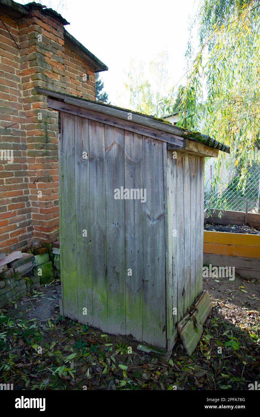 Altes hölzernes Outhouse im Garten Stockfoto