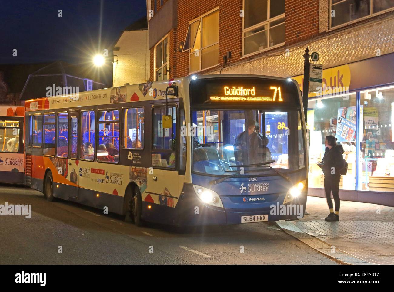 Bustransport in Surrey, Stagecoach Service 71 Midhurst nach Guildford, SL64 HWX, Einheit 37263 im Stadtzentrum von Godalming, Abendservice in der Abenddämmerung Stockfoto