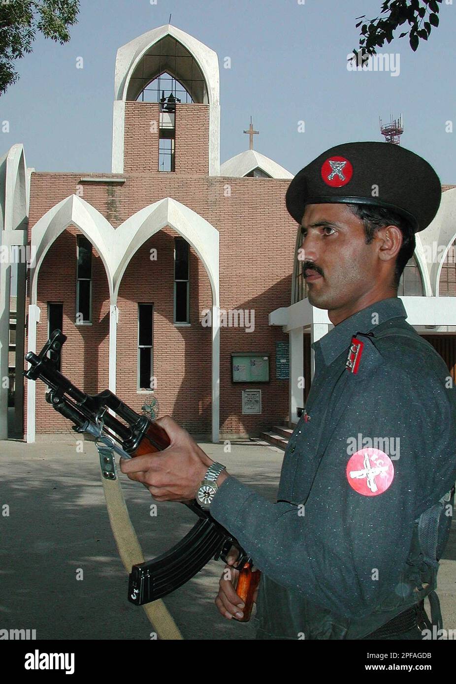 A soldier of Pakiatan para-military force guards a Catholic church in Peshawar, Pakistan, on Saturday, Oct. 5, 2002. Authorities are concerned regarding securities of churches and Chiristain institutions after recent attacks. (AP Photo/M.Sajjad) Stockfoto