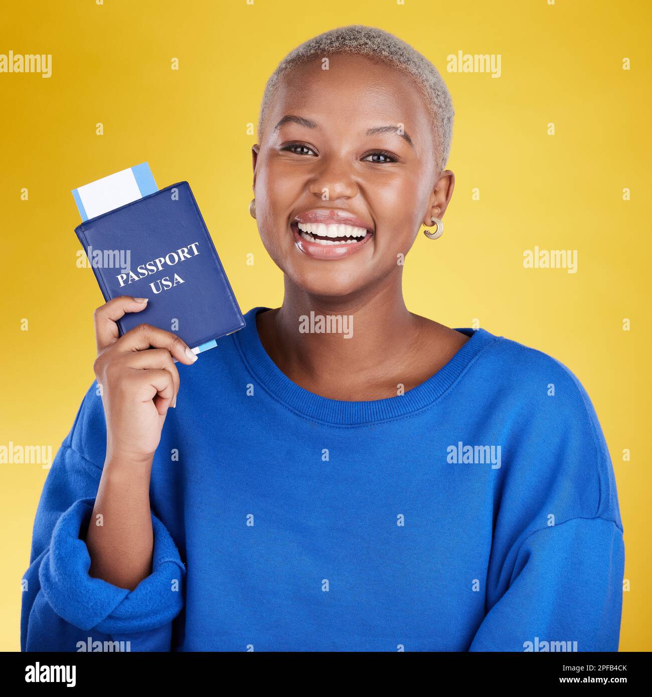 Glückliches Gesicht einer Frau mit einem Pass auf gelbem Hintergrund, isoliert für Reisemöglichkeiten, Immigration oder Urlaub in den USA. Ausweisdokumente, Flugticket und Stockfoto
