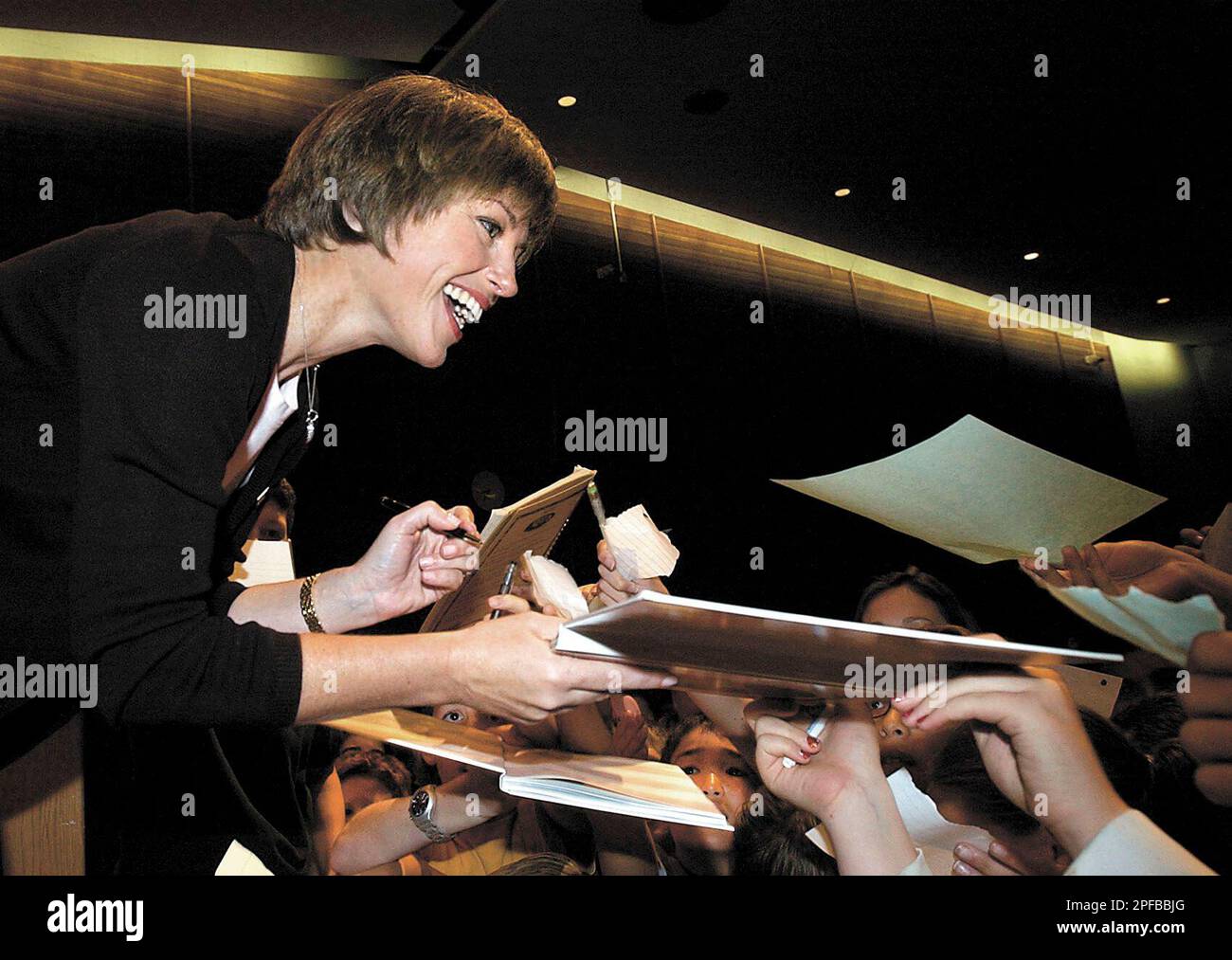 Dorothy Hamill, Olympic gold medalist in figure skating in 1976 and a Greenwich native, is mobbed for an autograph by Eastern Middle School students after giving a speech at the school on Friday, June 14, 2002, in Greenwich, Conn. (AP Photo/Greenwich Time, Robert Luckey Jr.) Stockfoto