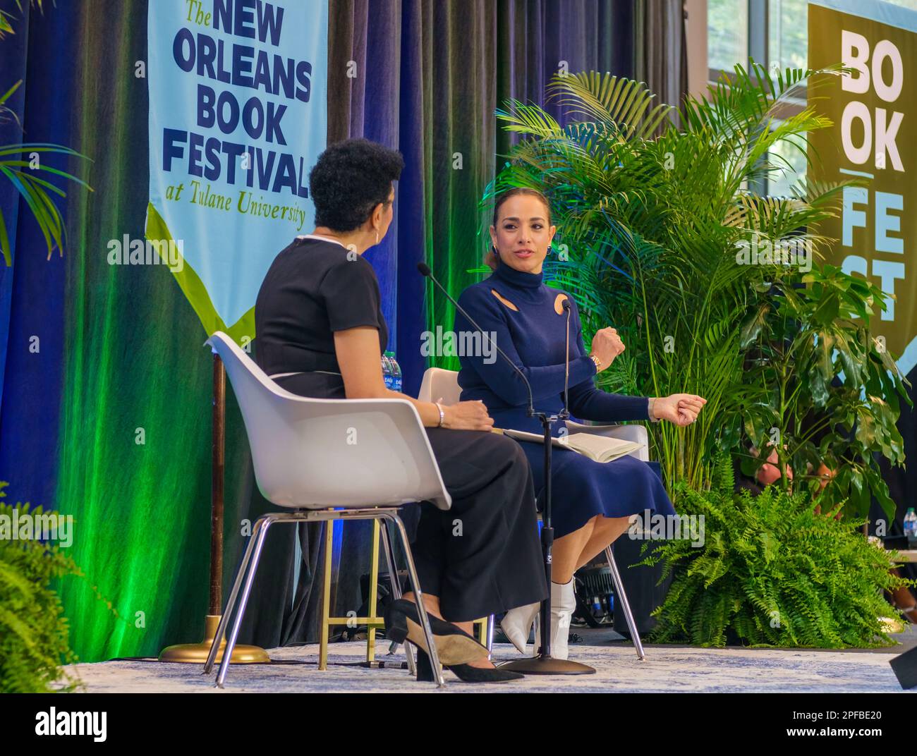 NEW ORLEANS, LA, USA - 10. MÄRZ 2023: Sharon Epperson interviewt Michelle Miller von CBS News beim New Orleans Book Festival an der Tulane University Stockfoto