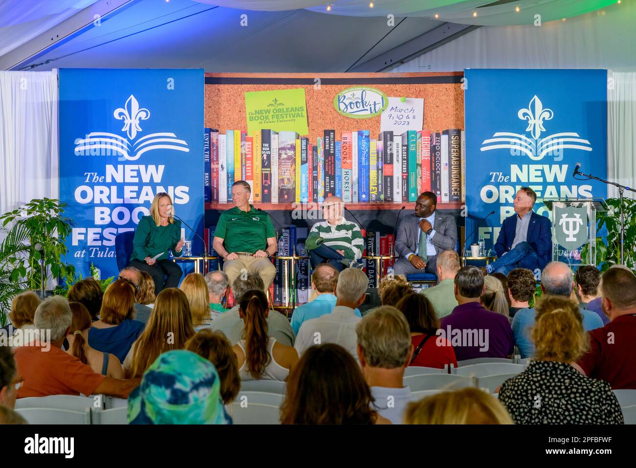 NEW ORLEANS, LA, USA - 11. MÄRZ 2023: Podiumsdiskussion über die erfolgreiche Fußballsaison von Tulane Green Wave beim New Orleans Book Festival Stockfoto