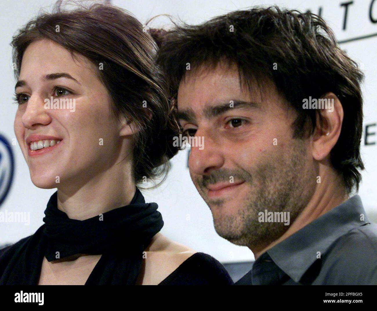 Actress Charlotte Gainsbourg, left, and husband director Yvan Attal listen to a question during a news conference for their film "Ma Femme Est Une Actrice" at the Toronto International Film Festival in Toronto, Thursday, Sept. 13, 2001. (AP Photo/CP, Kevin Frayer) Stockfoto