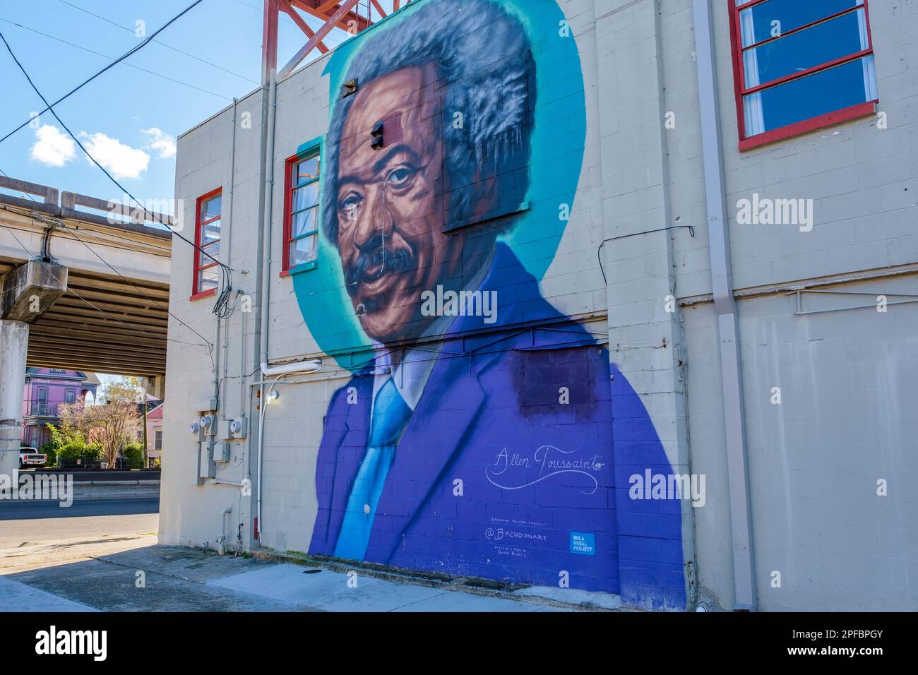 NEW ORLEANS, LA, USA - 27. DEZEMBER 2020: Großes Wandgemälde von Allen Toussaint an der Seite eines Gebäudes in der N. Claiborne Avenue Stockfoto